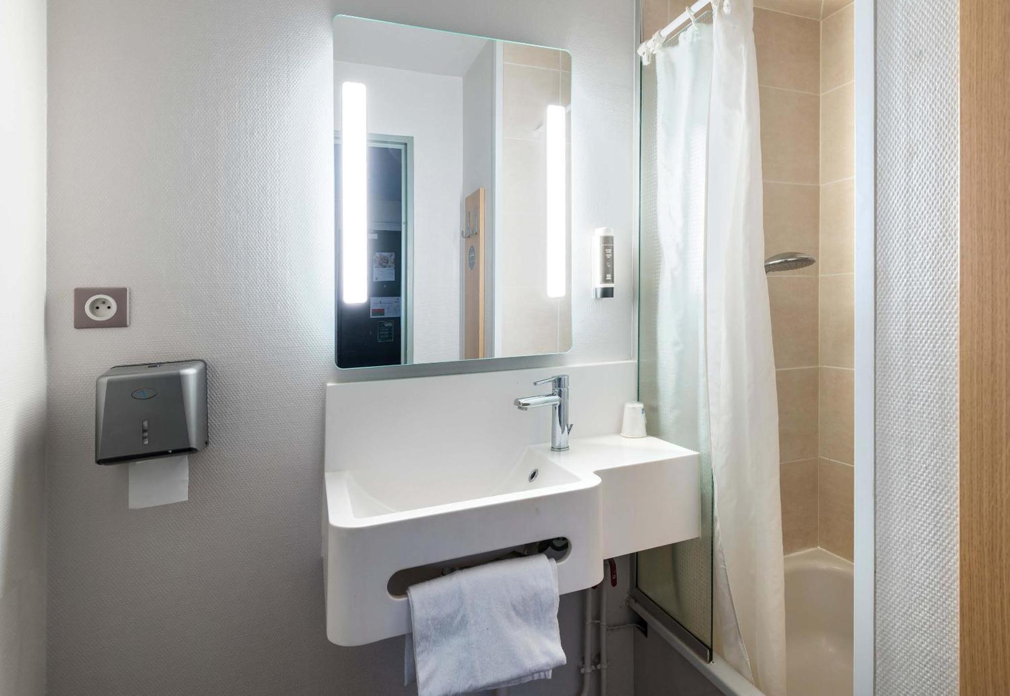 B&B Hotel Laval Change Exterior foto